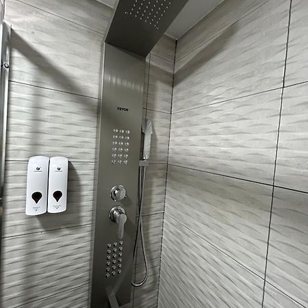 Habitacion Con Jacuzzi Y Bano Privado Madrid Exterior photo